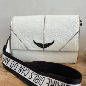 Zadig väska vit - Vit väska från Zadig&Voltaire. Knappt använd så mycket bra skick, köpte på sellpy för 1300 kr men säljer för nästan halva priset pga ej min stil.