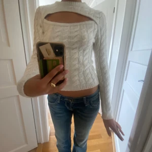 Vit stickad tröja - Vit kabelstickad tröja från Gina Tricot. Använd endast en gång. 