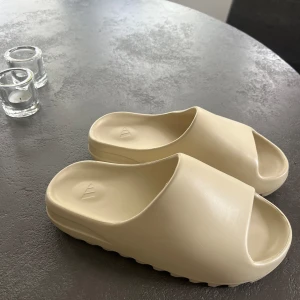 Yeezy slide  - Helt nya Yeezy slides deadstock   Aldrig använda men säljer pågrund utav att de va för små 