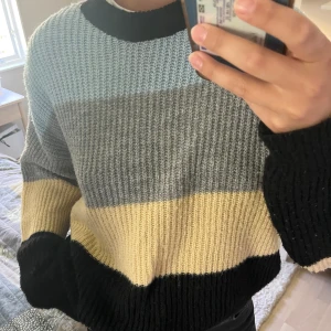 Söt stickad tröja! - Super söt, lite oversized stickad tröja från NAKD💖