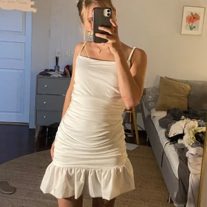 Studentklänning  - Supersöt vit studentklänning! Köpt förra året men aldrig använd❤️