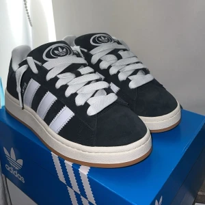 Adidas Campus 00s - Säljer mina Adidas Campus eftersom jag beställde fel storlek, använda endast 1 gång, mycket fräscha, kom privat för fler bilder! PRIS KAN DISKUTERAS!