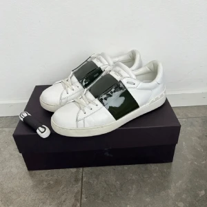 Valentino Open - Hej, Säljer ett par glansiga Valentino Opens🤩! | Färg: Olivgrön | Storlek 41 passar 42 | En deffekt som inte syns vid användning | Vid köp får du med Låda + extra snören | Självklart Äkta | Hör av dig vid minsta fundering 