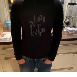 Saint Laurent Hoodie  - Saint Laurent hoodie i storlek S. Nyskick och inga defekter. Nypris ca 9000 kr. Sällsynt modell som är svår att få tag i!!! Äkthetsbevis finns.  Skriv vid funderingar. 