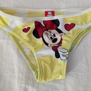 badbyxor barn, Minne, Disney  - Snygga badbyxor använda fåtal gånger i väldigt bra skick. Snygga badbyxor köpta i Italien. För flicka ålder 6 år.