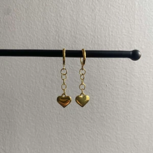 02guld örhängen  - Supergulliga och fina örhängen!!  (Ej nickelfria)