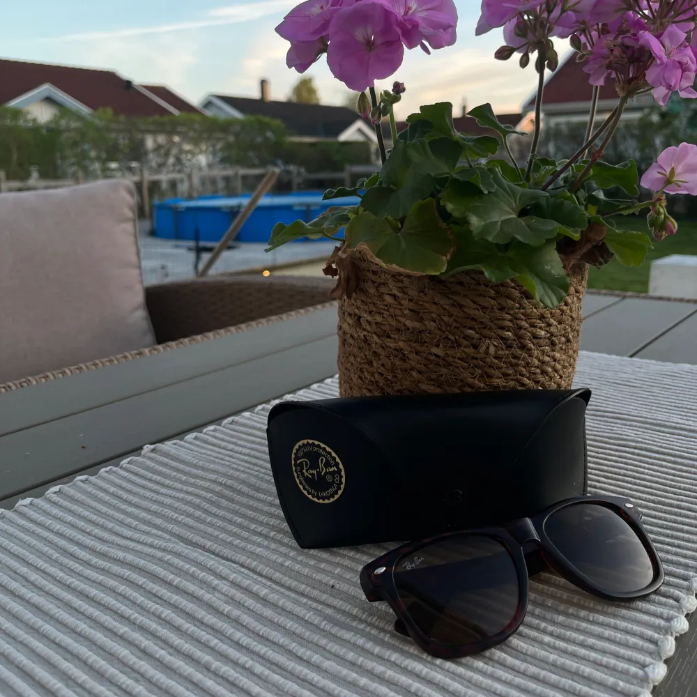 Raybans sunglasses🕶️ 9/10 skick🌟, og box ingår, färgen är  leopard brun🐆. Övrigt.