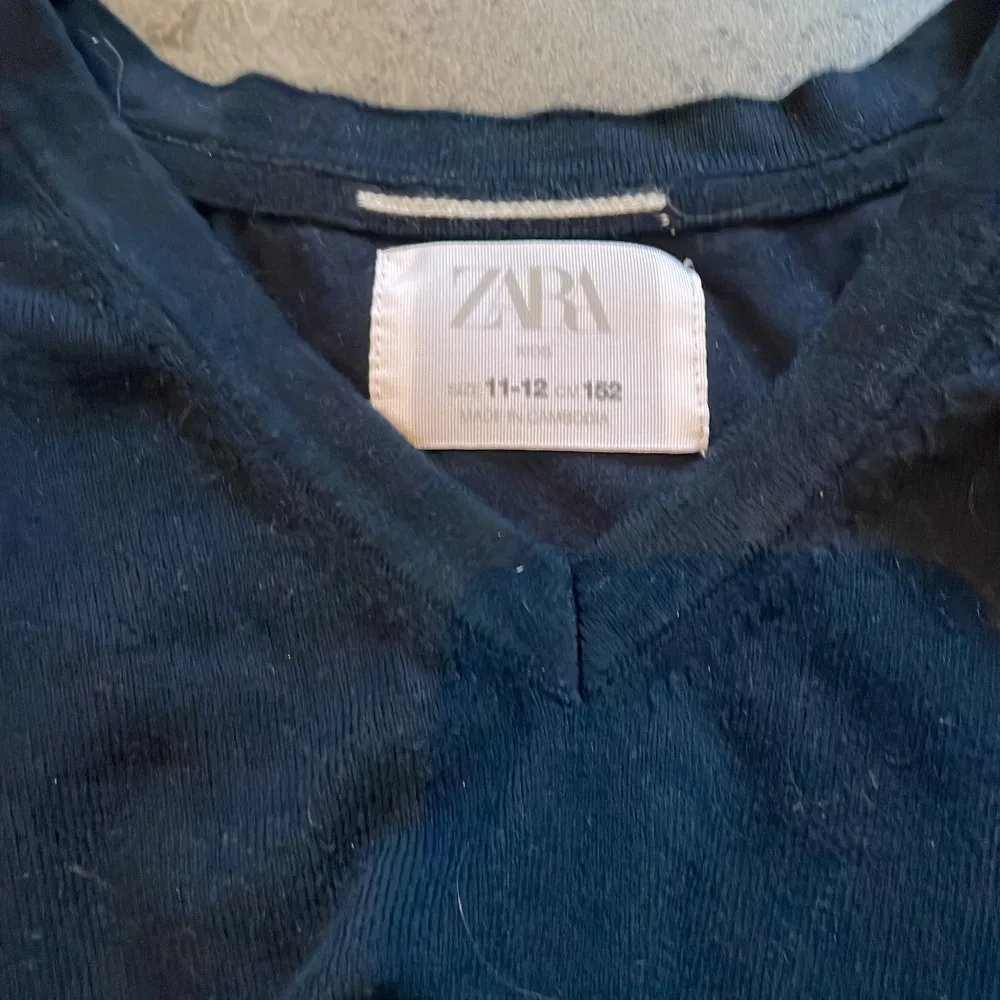 Säljer denna snygga Zara tröja som är i bra skick. Den kostar egentligen 300 men jag säljer för 150 kr. Den är självklart äkta. Kontakta om du är intresserad.. Tröjor & Koftor.