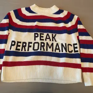 Jättesöt tröja från peak performance i väldigt bra skick🫶🏼💗 Nypris 700kr