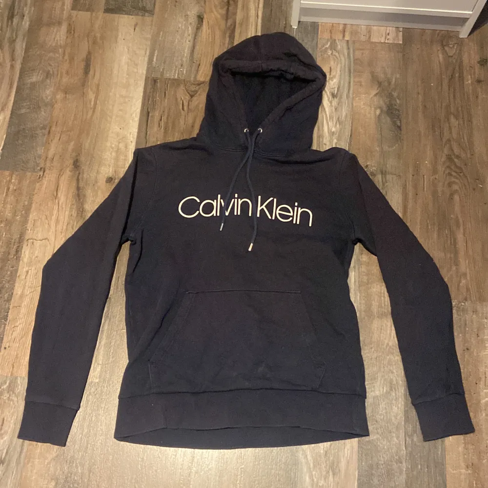 Calvin Klein hoodie som är använd i gott skick och har mycket kvar att ge! Skick 8/10, nypris 1200. Mitt pris 199. Villig att gå ner i pris vid snabb affär🔥. Hoodies.