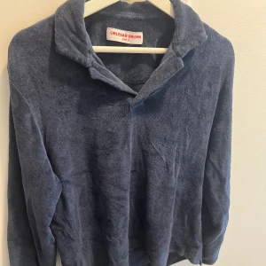 Frotté pike - Långärmad frotté pike från Orlebar Brown. Terry long sleeve. Den är uppsydd i ärmarna och längden, borde passa dig som är runt 170-175. Nypris låg på 1500