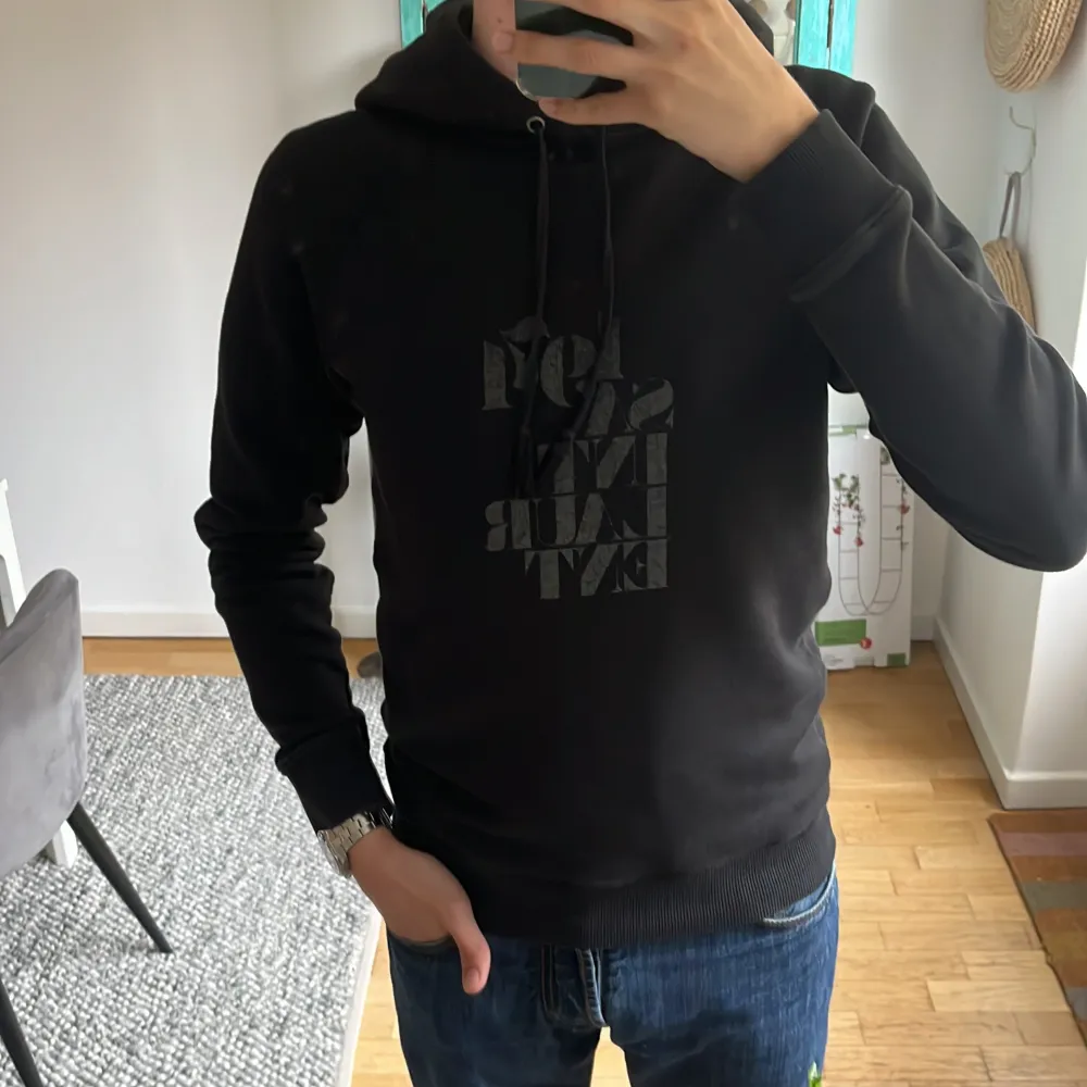 Tja! Säljer denna svarta Saint Laurent hoodie i perfekt skick! Nypris ligger runt 8000kr!🙌 Sällsynt och säljs inte längre🤟✅. Hoodies.