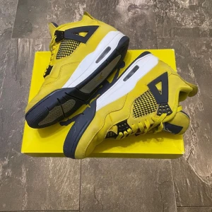 Jordan 4 lightning storlek 43  - Skick: 8/10  Använda antal gånger  