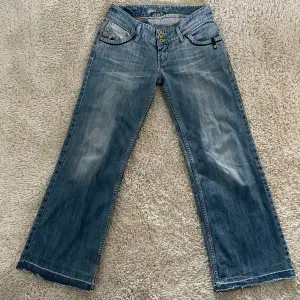 Köpte dessa jeans på Plick ett tag sen, men säljer nu! Sömmen nere är uppsprättad, jag är ca 160-161 och de funkar i längden om jag har de väldigt lågmidjadt. De är i lite använt skick men det är inget som märks. W28(72cm) L30(78cm)Skriv vid frågor!💕