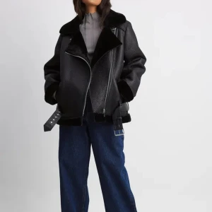 Nakd läderjacka pilotjacka - Intressekoll på den här jackan från nakd. Jackan är som ny. Jag säljer den då den va lite för stor på mig. Det hade definitivt passat någon som är lite längre än 158 cm. Jackan är ganska varm och hade passat till våren/hösten. Priset kan diskuteras.