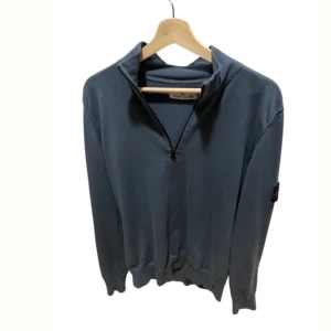 Stone island  - Storlek L använd 1 gång 10/10 skick köpt på nk i Stockholm stickad mörkblå halv zip från Stone island lite liten i storleken köpt för 3799 mitt pris 2199 