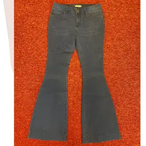 Utförsäljning!! Snygga lågmidjade utsvängda jeans i storlek 38. De är blåare i verkligheten. Skriv för mått💕