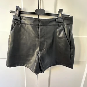 Skinn shorts - Så snygga imitation skinn shorts från zara🖤🖤 Storlek S. Jättefint skick
