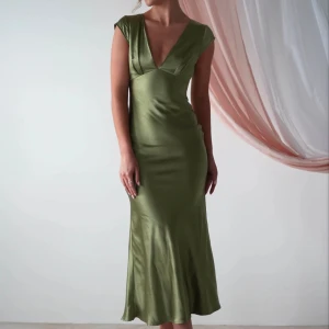 Balklänning från Oh hello clothing  - Balklänning från oh hello clothing, storlek S, säljer pga jag beställde fel storlek och kan inte lämna tillbaka, aldrig använd alltså den är helt ny 💓