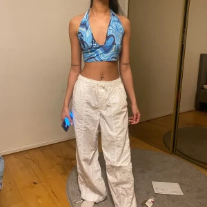 Kläder - Blåa toppen - xs 50kr Vita toppen xs/s 130kr Byxorna - xs 300kr