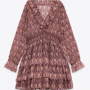 Klänning zara - Snygg klänning från zara, finns inte att få tag på längre💞kom privat för mer bilder ❤️