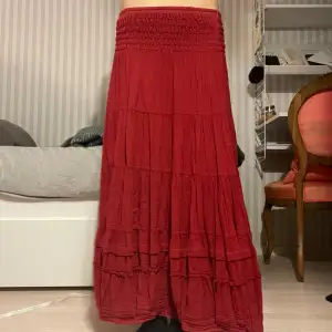 Röd Maxi kjol i storlek S. Är kort för mig som är 170 cm.
