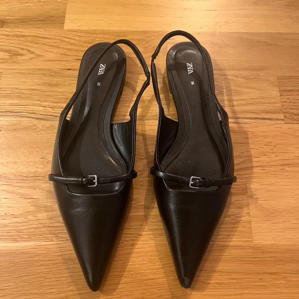 Zara slingbacks skor, köpte görra året och används bara 2 gånger, men jag råkade skrapa till mot betongtrappan🥲 då har en av dem lite repa på.  Priset kan alltid diskuteras 🥰. Skor.