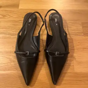 Zara slingbacks skor, köpte görra året och används bara 2 gånger, men jag råkade skrapa till mot betongtrappan🥲 då har en av dem lite repa på.  Priset kan alltid diskuteras 🥰