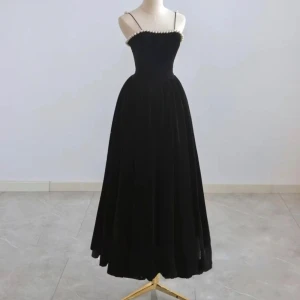 Svart balklänning  - Söt balklänning med pärlor Tyget är sammet Med snörning där bak Aldrig använd 