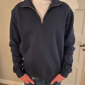 Half zip - Tjena! Säljer nu min half zip från zara som är riktigt stilig. Den är i storlek S. 9/10 skick😀