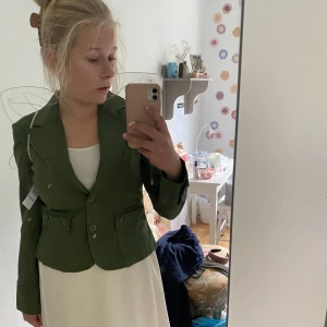 Grön kavaj - Sitter supebra på och även i bysten. 