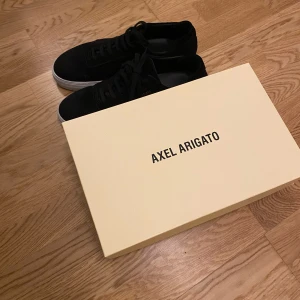 Axel arigato skor - de är använda en gång bara nypris är 2600 kr mitt pris 2100 kr storlek 47