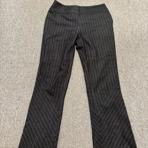 Low waist kostym byxor  - Nästan aldrig använda  För korta tjejer 155-160 cm Zip på sidan 