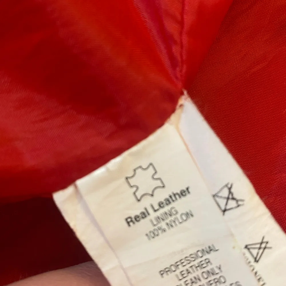 Häftig röd  skinnjacka i strl 40❤️ Säljs då den inte kommer till användning längre  . Jackor.