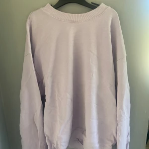 Tröja - En väldig cool och snygg tröja som är ljuslila, kommer fårn Monki💜