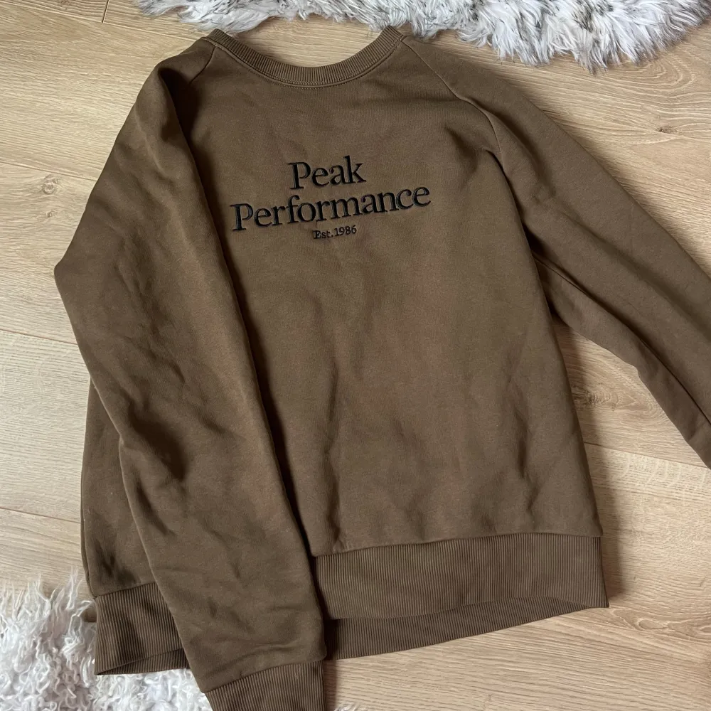 Fin brun peak performance tröja. Aldrig använd. . Tröjor & Koftor.
