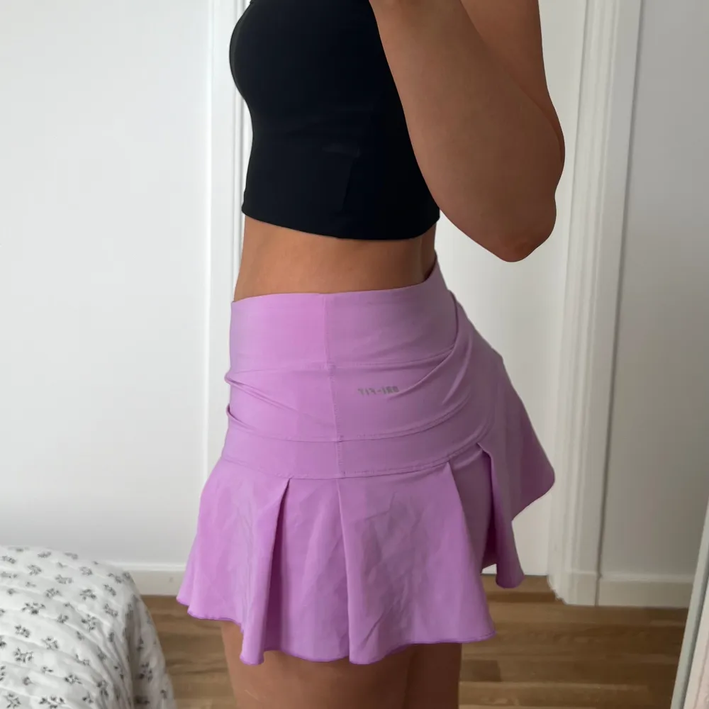 Korta syrenlila / rosa skorts (kjol med shorts under) från Nike i storlek XS. Fint skick <3. Kjolar.