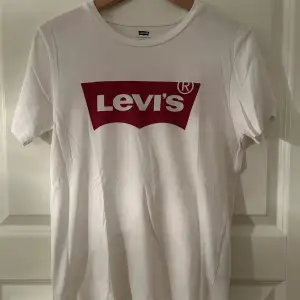 Kortärmad tröja från Levis. Klassiska vita med rött tryck. Strl. XS Pris 100 kr