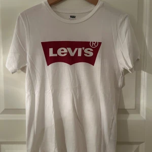 LEVI’S T-shirt, strl. XS - Kortärmad tröja från Levis. Klassiska vita med rött tryck. Strl. XS Pris 100 kr