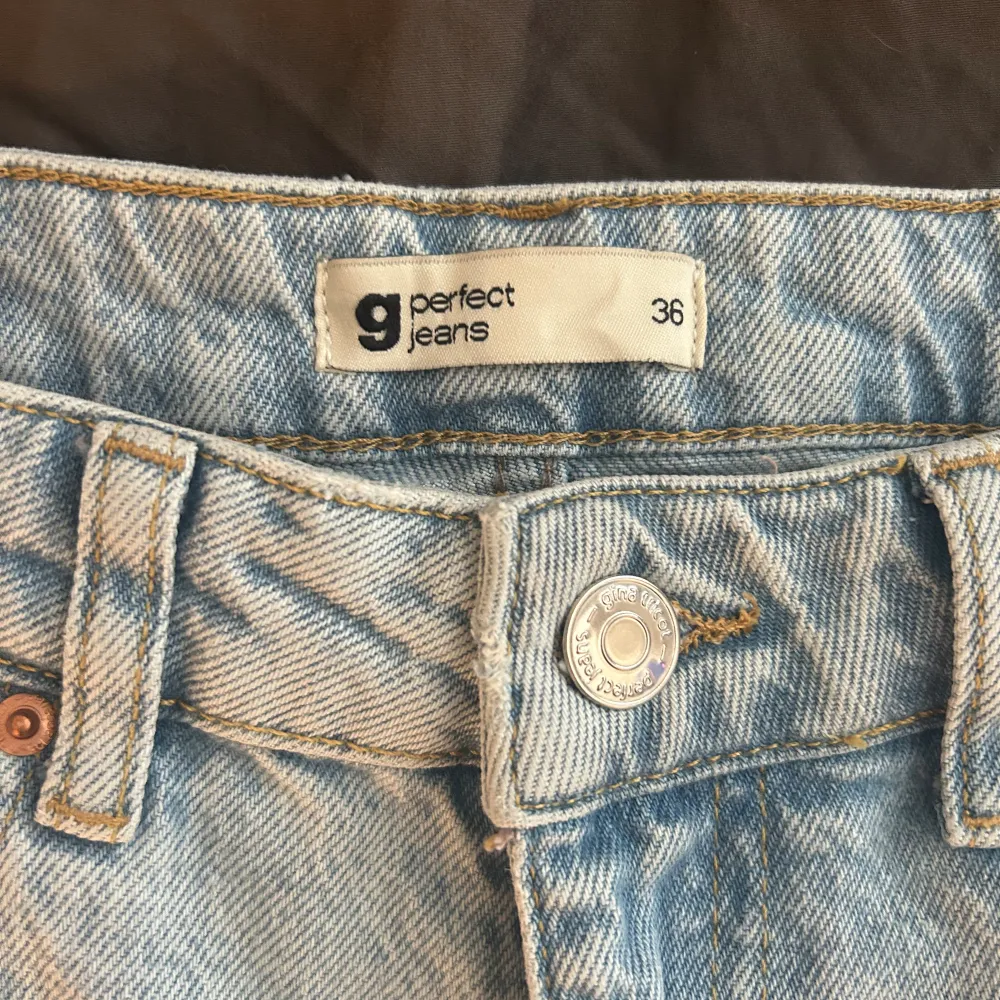 Jättefina och långa jeans med slits, har tyvärr växt ur så måste sälja🩷. Jeans & Byxor.