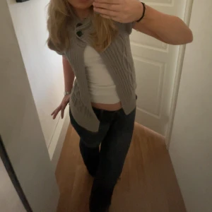 Mho bootcut jeans - Säljer mina jättefina jeans från mho då jag tröttnat på dem. De är lågmidjade o bootcut med en jättefin mörkblå färg🥰Köptes här på plick, hon sa att de passade till storlek S, men hör av er om mått☺️