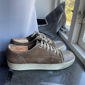 Lanvin cap toe  - Säljer ett par beiga lanvin cap-toes i storlek 43  Skorna är i bra skick och kommer med låda och kvitto 
