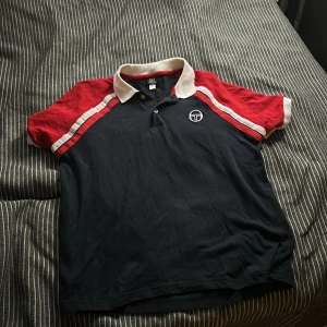 Sergio Tacchini pike  - Sergio Tacchini pike archive 10 i blå,vit och röd färg, storlek L men passar M och S också