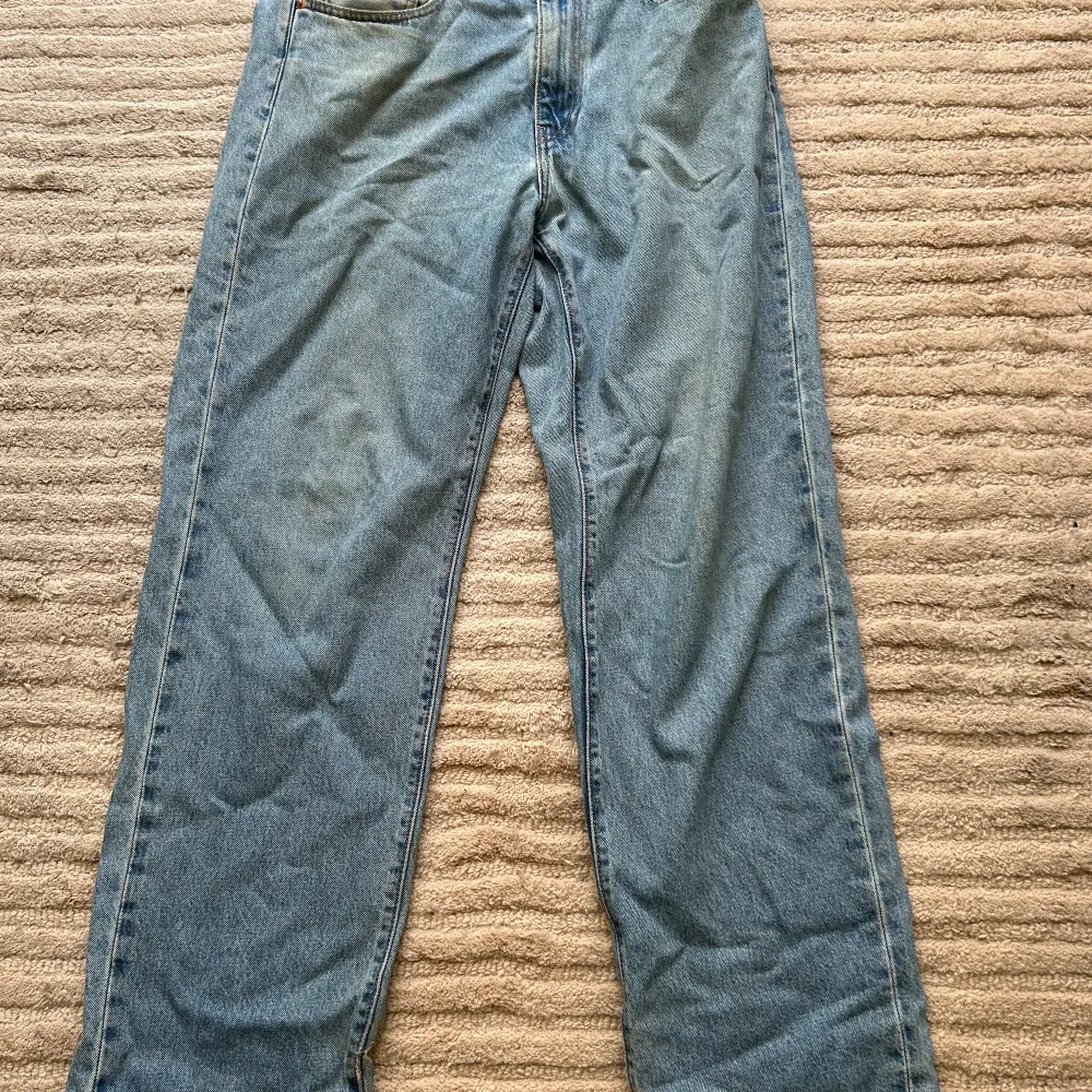 säljer ett par lite bredare par jeans från levis med W32 och L34 som håller bra kvalitet förutom längst ner på byxbenet som är lite skrapat mot marke vid användning, nypris ligger runt 1200kr.. Jeans & Byxor.