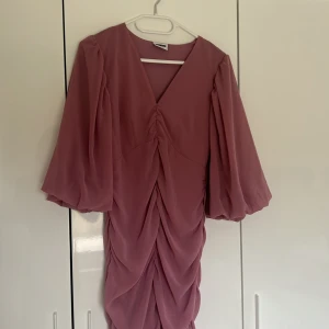 Sommarklänning  - Rosa sommarklänning från Veromoda💕💕💕använd en gång 