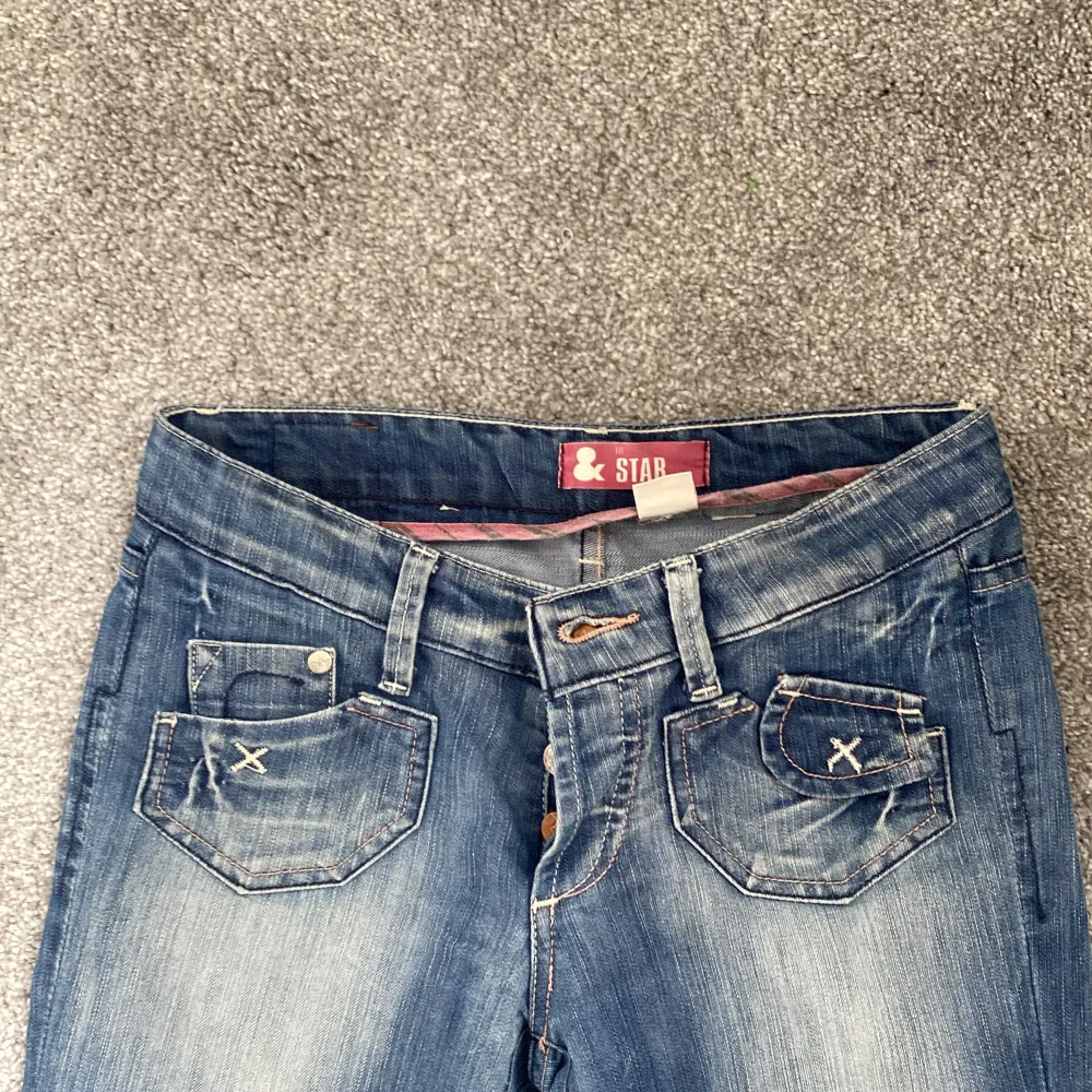 Blåa lågmidjade jeans från & star (H&M, vintage) Fint skick! Strl: W:26 L:32. Jeans & Byxor.