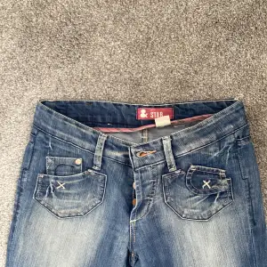 Blåa lågmidjade jeans från & star (H&M, vintage) Fint skick! Strl: W:26 L:32