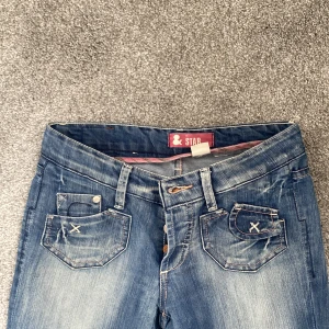 Lågmidjade jeans  - Blåa lågmidjade jeans från & star (H&M, vintage) Fint skick! Strl: W:26 L:32