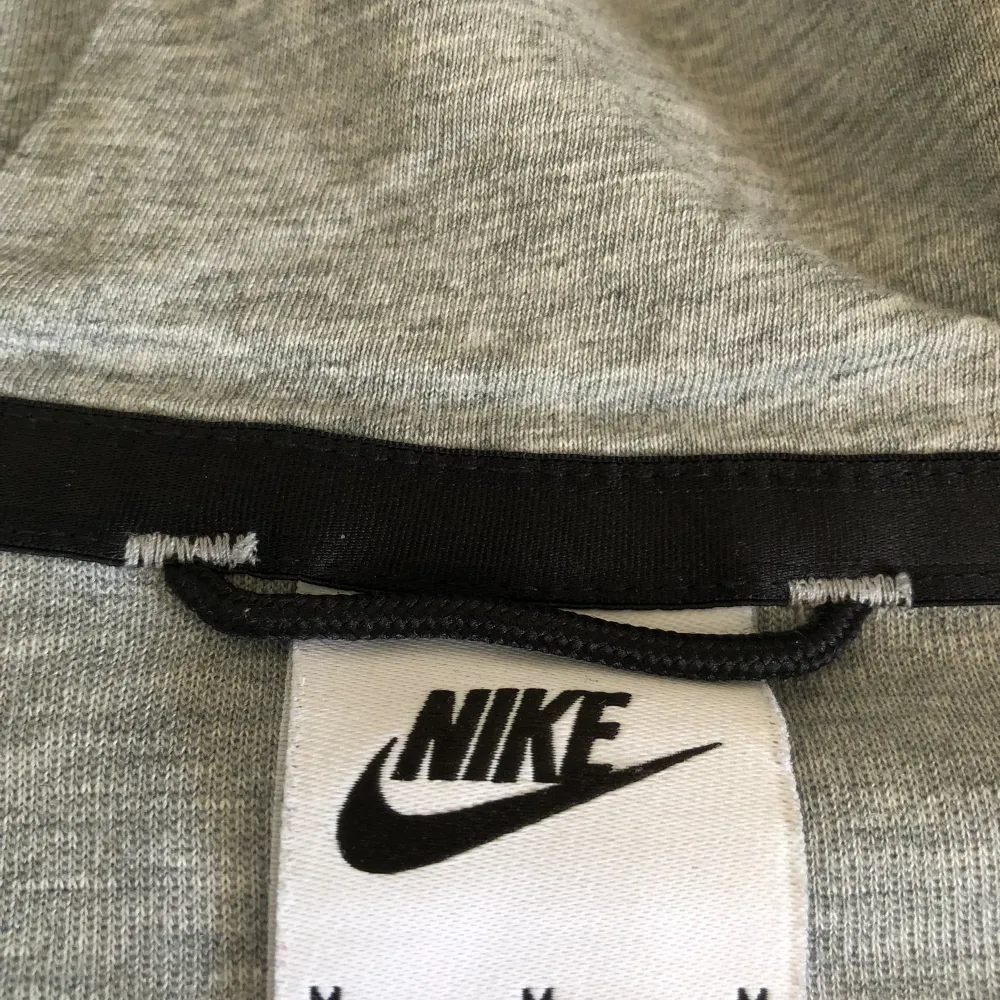 Hej säljer min Nike tech fleece, den börjar bli förliten. Det fins inga märken på den inget trasigt. Köpte den på JD sports   Storlek 10-12 år   137-147. Hoodies.