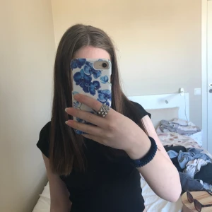 Snygg crop top - Super snygg T-shirt i storlek Xxs men passar även Xs. Köpt för 100 kr och jag säljer den pågrund av att jag inte gillar crop tops.